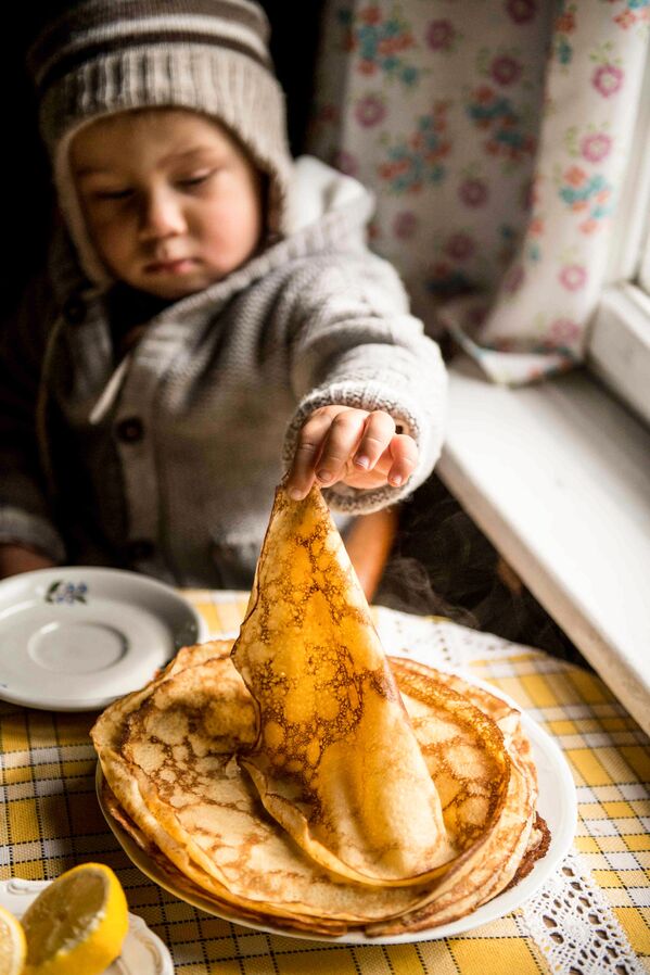 الصورة بعنوان أوليك يأكل الفطائر، للمصورة البولندية آنا وداراكزيك، الفائزة في فئة طعام للعائلة من مسابقة Pink Lady® لأفضل مصور الطعام لعام 2020 - سبوتنيك عربي
