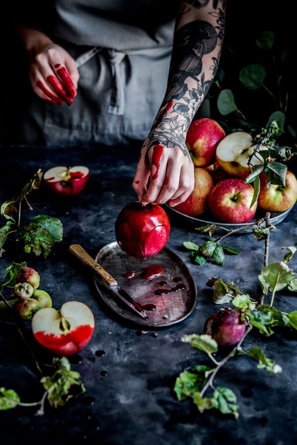 الصورة بعنوان آنسة الكراميل، للمصورة البولندية ديانا كووالتشيك، الفائز في فئة تفاحة يوميا من Pink Lady® من مسابقة Pink Lady® لأفضل مصور الطعام لعام 2020 - سبوتنيك عربي