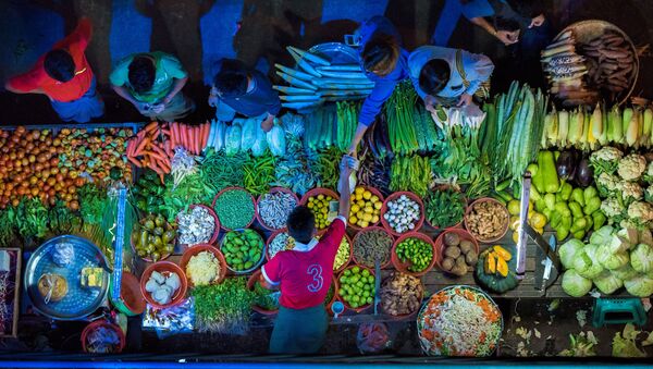 الصورة بعنوان كشك الخضار، للمصور زاي يار لين من ميانمار، الفائز في فئة شركة الأطعمة وينتربوتهام داربي للبيع من مسابقة Pink Lady® لأفضل مصور الطعام لعام 2020 - سبوتنيك عربي