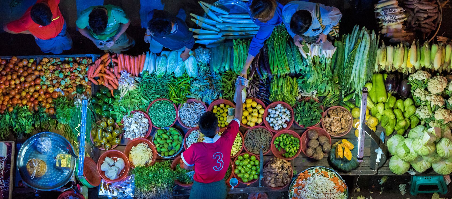 الصورة بعنوان كشك الخضار، للمصور زاي يار لين من ميانمار، الفائز في فئة شركة الأطعمة وينتربوتهام داربي للبيع من مسابقة Pink Lady® لأفضل مصور الطعام لعام 2020 - سبوتنيك عربي, 1920, 01.11.2021
