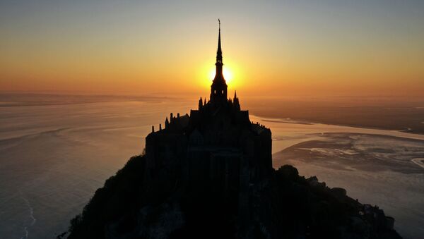 وقت طلوع الشمس في منطقة جبل القديس ميشيل، فرنسا 23 أبريل 2020 - سبوتنيك عربي