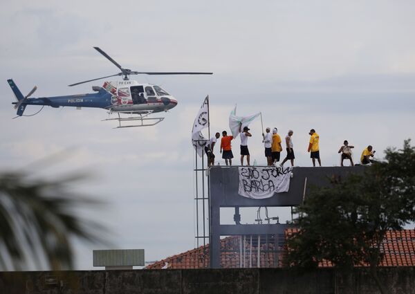 سجناء على سطح سجن بوراكيكوارا بينما تحلق مروحية تابعة للشرطة خلال أعمال شغب، بعد تفشي مرض فيروس كورونا (كوفيد-19) في مانواس، البرازيل، 2 مايو 2020 - سبوتنيك عربي