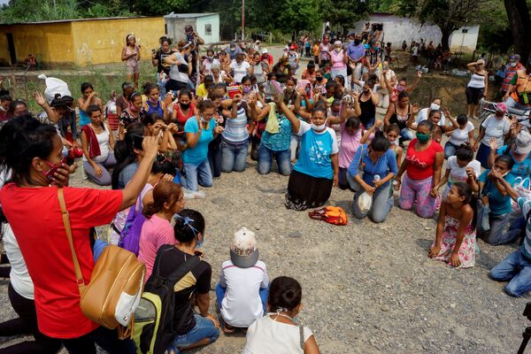 أقارب السجناء يصلَون خارج سجن لوس يانوس بعد اندلاع أعمال شغب داخل السجن تاركة عشرات القتلى مع استمرار مرض الفيروس التاجي (كوفيد-19) في غواناري، فنزويلا، 2 مايو  2020. - سبوتنيك عربي