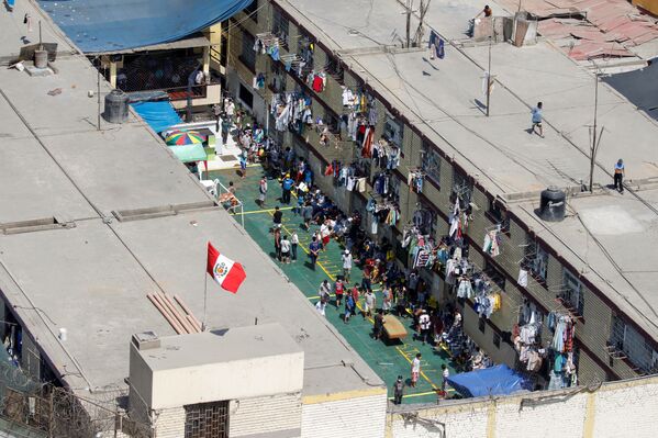 السجناء في سجن - يتجمعون أثناء مطالبتهم باختبار فيروسات التاجية خلال احتجاج، بعد أعمال شغب في سجن ميغيل كاسترو حيث كان السجناء يطالبون بتدابير صحية أفضل ورعاية طبية لعلاج مرض الفيروس التاجي (كوفيد-19)، في ليما، بيرو  28 أبريل 2020. - سبوتنيك عربي