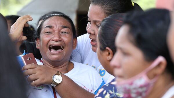 أقارب نزلاء سجن بوراكيوارا يتفاعلون أثناء أعمال شغب بعد تفشي مرض فيروس كورونا (كوفيد-19) في مانواس، البرازيل، 2 مايو  2020. - سبوتنيك عربي
