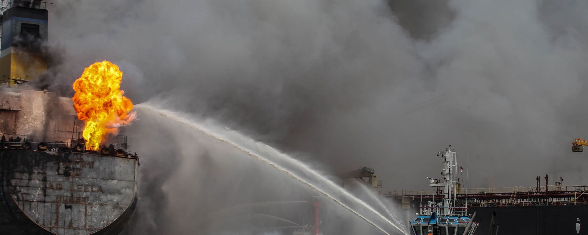 رجال إطفاء يحاولون إطفاء حريق على سفينة ناقلة راسية في بالاوان، إندونيسيا 11 مايو/ أيار 2020. - سبوتنيك عربي, 1920, 03.03.2023