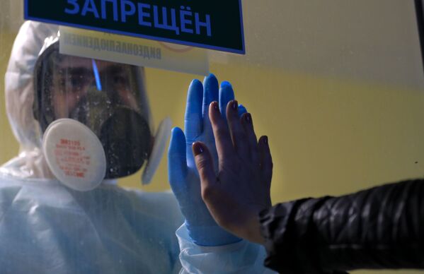 موظفة طبية في مستشفى للمرضى المصابين بعدوى فيروس كورونا في قاعدة مستشفى تفير السريري، روسيا 11 مايو/ أيار 2020. - سبوتنيك عربي