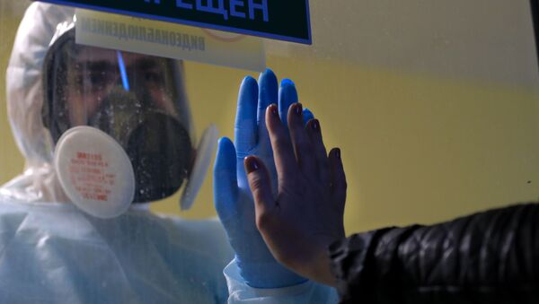 موظفة طبية في مستشفى للمرضى المصابين بعدوى فيروس كورونا في قاعدة مستشفى تفير السريري، روسيا 11 مايو/ أيار 2020. - سبوتنيك عربي