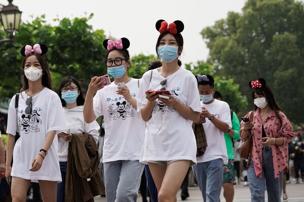 زوار يرتدون كمامات واقية يتوجهون إلى متنزه ديزني لاند الترفيهي في شنغهاي بعد افتتاحه، الصين، 11 مايو/ أيار 2020 - سبوتنيك عربي