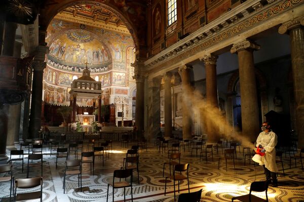 تعقيم كتدرائية سانتا ماريا في تراتستيفري، روما، إيطاليا 11 مايو/ أيار 2020 - سبوتنيك عربي