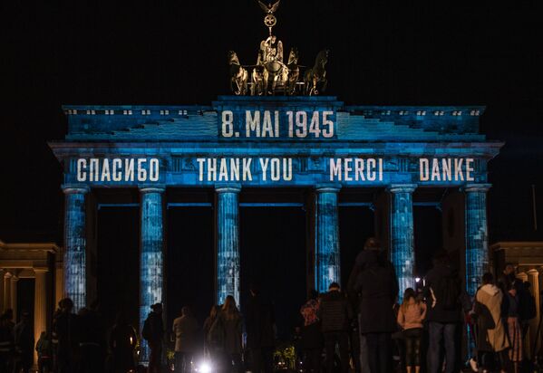 إضاءة قوس النصر في برلين بكلمة شكراً باللغات الأربعة: الروسية والإنجليزية والفارسية والألمانية، بمناسبة إحياء الذكرى الـ75 للانتصار على ألمانيا النازية في الحرب العالمية  (1939-1945) - سبوتنيك عربي