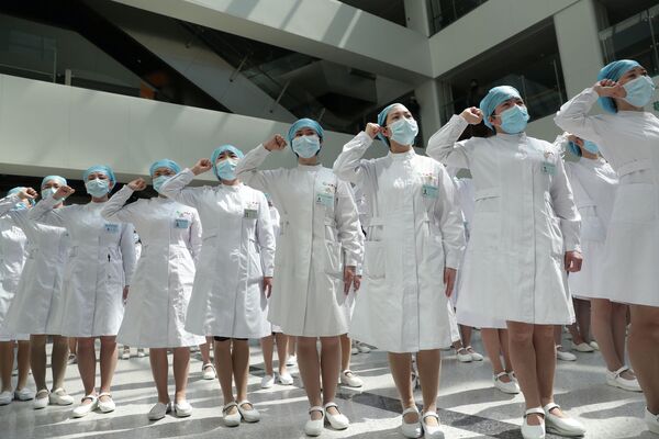 ممرضات يرتدين كمامات يشاركن في حدث يقام بمناسبة اليوم العالمي للممرضات، في مستشفى ووهان تونغجي في مدينة ووهان (بؤرة انتشار الفيروس)، المدينة الصينية الأكثر تضرراً من تفشي مرض  (كوفيد-19)، في مقاطعة هوبي، الصين 12 مايو 2020. - سبوتنيك عربي