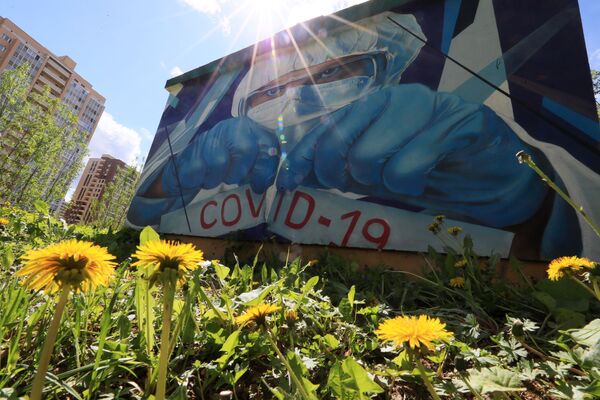 رسم غرافيتي لدعم الأطباء في مكافحة المرض الفيروس كوفيد -19، الذي يسببه فيروس كورونا، للفنانين ميخائيل وسيرغي يروفيف على أحد منازل مدينة كراسنوغورسك بضواحي موسكو - سبوتنيك عربي