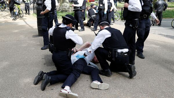 احتجاجات في لندن على إرشادات التباعد الاجتماعي والشرطة تعتقل العشرات - سبوتنيك عربي