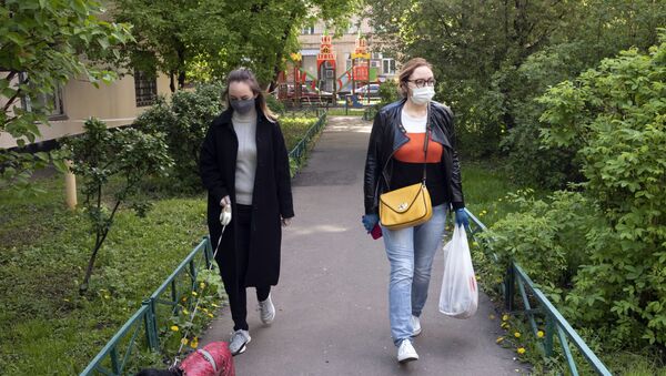 مواطنون في موسكو يمشون أثناء جائحة فيروس كورونا المستجد - سبوتنيك عربي