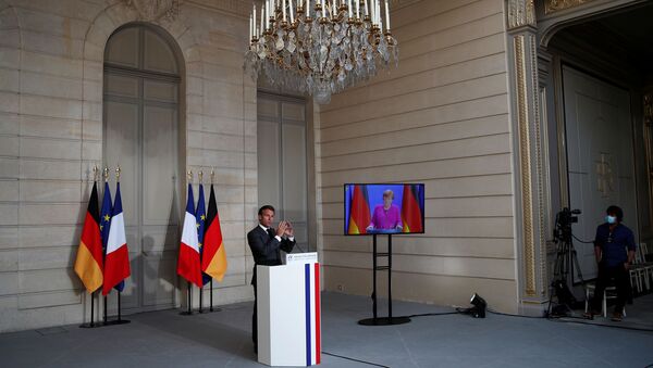 الرئيس الفرنسي إيمانويل ماكرون يتحدث في مؤتمر صحفي بالفيديو مع المستشارة الألمانية أنجيلا ميركل في قصر الإيليزيه لمناقشة خطط الانتعاش الاقتصادي في أوروبا للاستجابة لأزمة فيروس كورونا - سبوتنيك عربي