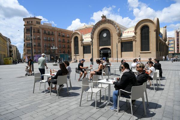  افتتاح المطاعم مع الحفاظ على قاعدة التباعد الاجتماعي منعا للإصابة بفيروس كورونا - تاراجونا، إسبانيا 11 مايو 2020 - سبوتنيك عربي