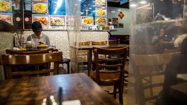  افتتاح المطاعم مع الحفاظ على قاعدة التباعد الاجتماعي منعا للإصابة بفيروس كورونا - هونغ كونغ، الصين 29 مارس 2020 - سبوتنيك عربي