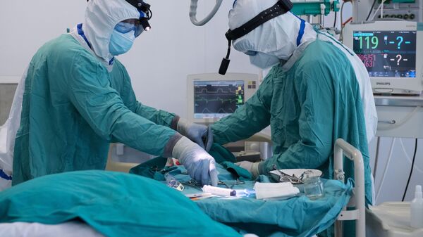 فحص و معالجة مرضى كوفيد-19 (كورونا) في مستشفى بيروغوفا في موسكو، روسيا  18 مايو 2020 - سبوتنيك عربي