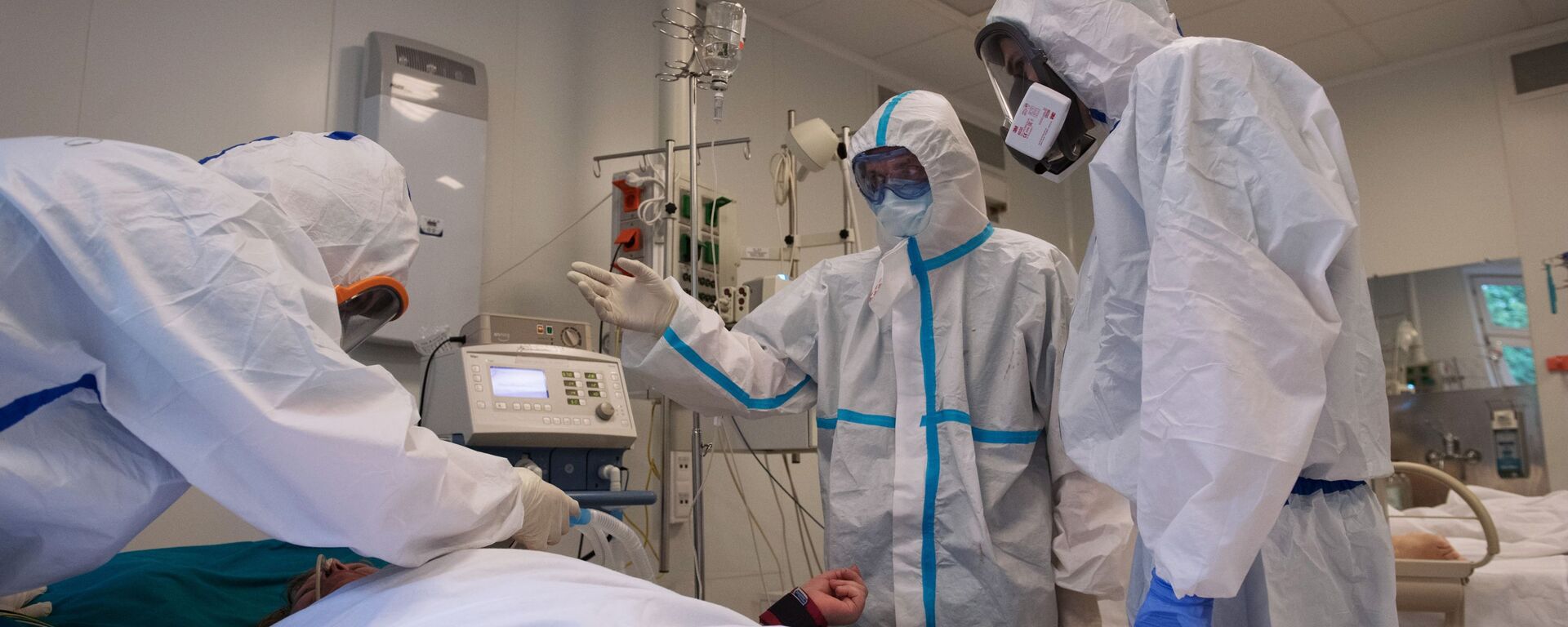 فحص و معالجة مرضى كوفيد-19 (كورونا) في مستشفى بيروغوفا في موسكو، روسيا  18 مايو 2020 - سبوتنيك عربي, 1920, 28.11.2021