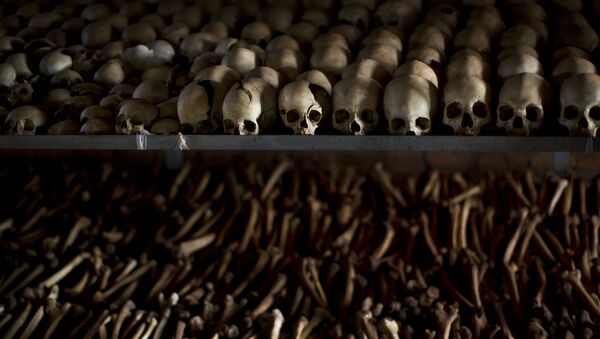 جماجم وعظام بعض الذين ذُبحوا أثناء لجوئهم داخل الكنيسة كتذكار للآلاف الذين قتلوا في الكنيسة الكاثوليكية وحولها خلال الإبادة الجماعية عام 1994 في نتاراما في رواندا - سبوتنيك عربي