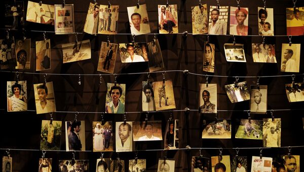  صور جماعية لبعض القتلى معلقة في معرض في مركز كيغالي التذكاري للإبادة الجماعية في العاصمة كيغالي في رواندا - سبوتنيك عربي