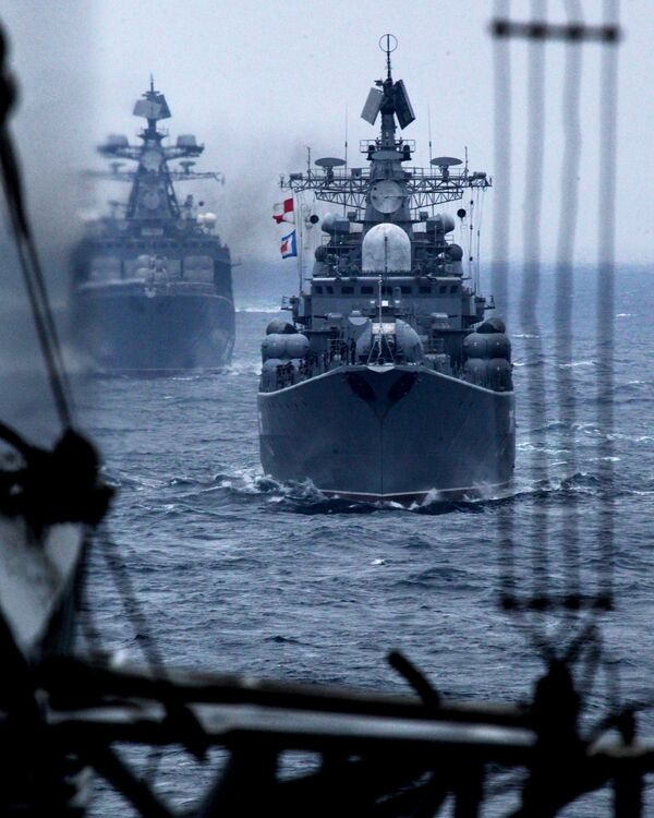 سفن أسطول المحيط الهادئ التابع للقوات البحرية الروسية، خلال العرض العسكري البحري في خليج بطرس الأكبر، في إطار الانتهاء من المناورات البحرية الروسية الصينية المشتركة التفاعل البحري - 2015 في إقليم بريمورسكي كراي الروسي - سبوتنيك عربي