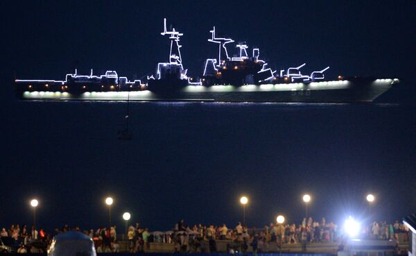 سفينة كبيرة مضادة للغواصات الأميرال بانتيلييف في استعراض عسكري بحري خلال الألعاب النارية بمناسبة يوم البحرية - سبوتنيك عربي
