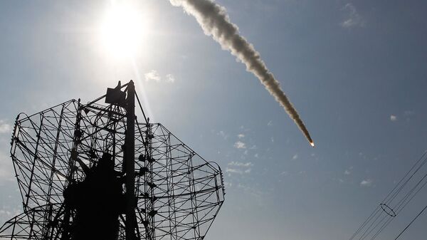 إطلاق طراد الصواريخ فارياغ صاروخ إس-300 تابعة لمنظومة الدفتع الجوي فورت أثناء مناورات واسعة النطاق في المحيط الهادئ قبالة ساحل كامتشاتكا الروسي - سبوتنيك عربي
