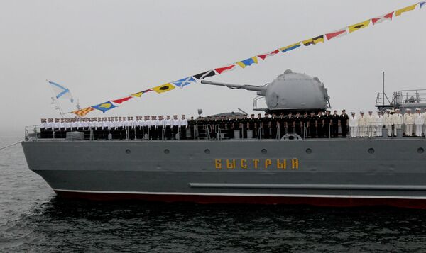 المدمرة بيستري (السريع) بالصواريخ المجنحة المضادة للسفن خلال بروفة العرض العسكري البحري في فلاديفوستوك الروسية - سبوتنيك عربي