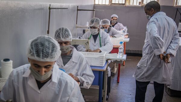 سجناء المغرب يصنعون الكمامات - سبوتنيك عربي