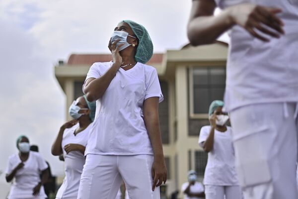 ممرضات من وحدة الأمراض المعدية أمام مستشفى جامعة كينياتا أثناء رقصة زومبا في ساحة المستشفى في نيروبي، في إطار رفع معنوبات من الممرضات اللاتي يعالجن مرضى كوفيد-19،  17 مايو 2020 - سبوتنيك عربي