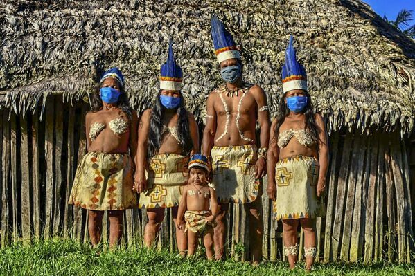 سكان كولومبيا الأصليون  قبائل هويتوتو يرتدون أقنعة كمامات، وسط مخاوف من فيروس كورونا، في ليتيسيا، منطقة الأمازون، كولومبيا 20 مايو 2020. - سبوتنيك عربي