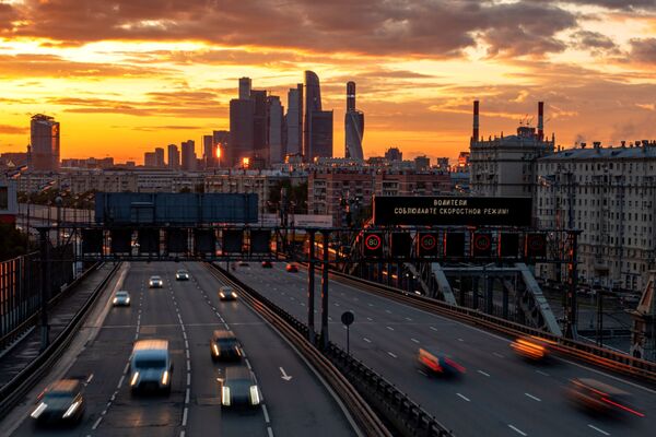 ترى حركة السيارات في خط النقل الثالث في موسكو، بعد تخفيف اجراءات التنقل للعاملين في قطاع البناء والإنتاج  والمصانع، 16 مايو 2020 - سبوتنيك عربي