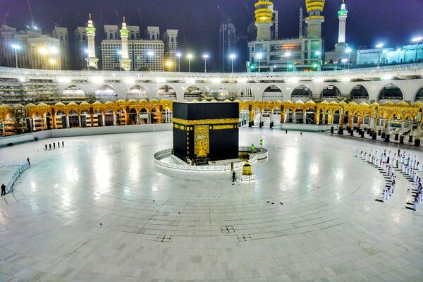 يصلي المسلمون أثناء ليلة القدر، مطبقين لقاعدة  التباعد الاجتماعي، بعد تفشي مرض الفيروس التاجي (كوفيد-19) الذي يسببه كورونا، خلال شهر رمضان في المسجد الحرام في مكة، المملكة العربية السعودية 19 مايو 2020 - سبوتنيك عربي