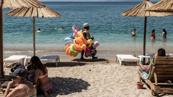 تخفيف قيود الحجر الصحي المفروضة بسبب كورونا في اليونان، افتتاح شواطئ أثينا أمام الزوار، 23 مايو 2020 - سبوتنيك عربي