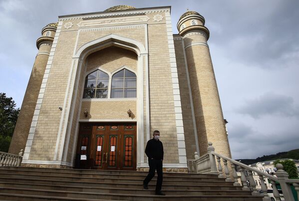 رجل أمام مسجد مغلق في عيد الفطر في مدينة كيسلوفودسك، حيث تبقى المساجد مغلقة أمام المصلين بسبب انتشار فيروس كورونا في روسيا 24 مايو 2020 - سبوتنيك عربي
