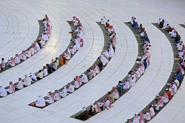 صلاة عيد الفطر بالحرم الشريف بمكة، حيث تبقى المساجد مغلقة بسبب انتشار كورونا في السعودية 24 مايو 2020 - سبوتنيك عربي