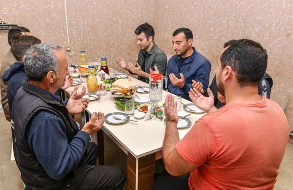 مائدة عيد الفطر في مدينة باكو، حيث تبقى المساجد مغلقة أمام المصلين بسبب انتشار فيروس كورونا في أذربيجان 24 مايو 2020 - سبوتنيك عربي