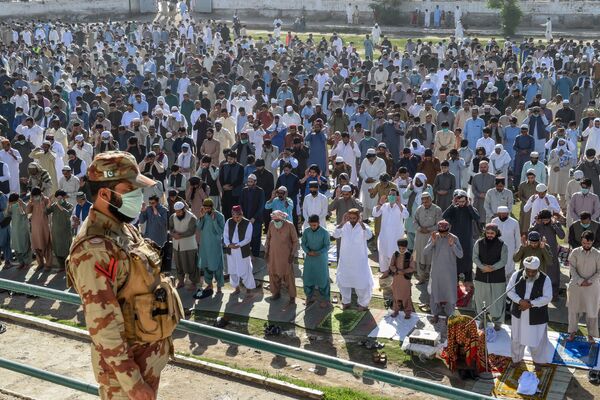 صلاة عيد الفطر في الهواء الطلق في مدينة كويتا، حيث تبقى المساجد مغلقة بسبب انتشار كورونا في باكستان 24 مايو 2020 - سبوتنيك عربي