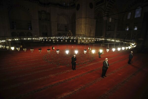 صلاة عيد الفطر في مسجد السُليمانية في اسطنبول، حيث تبقى المساجد مغلقة بسبب انتشار كورونا في تركيا 24 مايو 2020 - سبوتنيك عربي