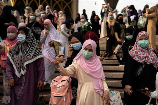 احتفال المسلمين بعيد الفطر بعد انتهاء صلاة العيد في بانكوك، حيث تبقى المساجد مغلقة بسبب انتشار كورونا في تايلاند 24 مايو 2020 - سبوتنيك عربي