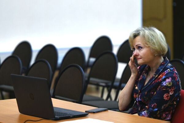 مديرة المدرسة الثانوية العامة رقم2127 خلال البث المباشر لحفل الجرس الأخير على الإنترنت في مدينة موسكو، روسيا 23 مايو 2020 - سبوتنيك عربي