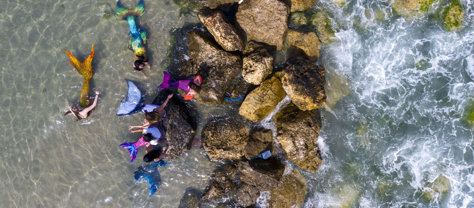 أعضاء جماعة حوريات البحر الإسرائيلية يرتدون ذيل عروس البحر على شاطئ البحر في بات يام، بالقرب من تل-أبيب، إسرائيل، 23 مايو/ أيار 2020. - سبوتنيك عربي, 1920, 03.05.2021