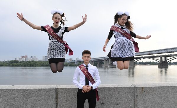 خريجو الثانوية العامة خلال الاحتفال بـ الجرس الأخير في مدينة نوفوسيبيرسك، روسيا 25 مايو 2020 - سبوتنيك عربي