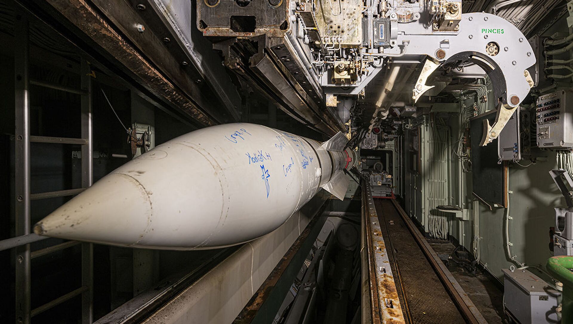 صورة لصاروخ ماسوركا (صواريخ أرض-جو) في قسم تحميل الصواريخ على سفينة حربية فرنسية، في مقبرة السفن تابعة للبحرية العسكرية الفرنسية - سبوتنيك عربي, 1920, 19.11.2021