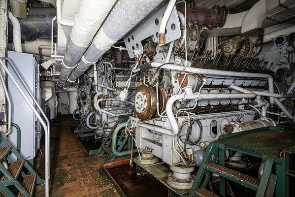   صورة من داخل قسم المحركات لسفينة قديمة في مقبرة السفن تابعة للبحرية العسكرية الفرنسية - سبوتنيك عربي