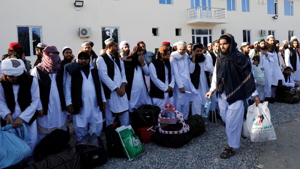 سجناء من حركة طالبان الأفغانية في سجن بولي شارخي، حيث تعزم السلطات الأفغانية إطلاق سراح ما يصل إلى 2000 سجين من طالبان، أفغانستان 26 مايو 2020 - سبوتنيك عربي