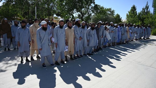 سجناء من حركة طالبان الأفغانية في سجن باغرام، حيث تعزم السلطات الأفغانية إطلاق سراح ما يصل إلى 2000 سجين من طالبان، أفغانستان 26 مايو 2020 - سبوتنيك عربي
