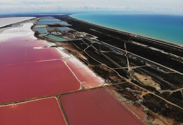 برك الملح بجوار بحيرة ساسيك-سيفاش بالقرب من مدينة يفباتوريا، شبه جزيرة القرم، روسيا - سبوتنيك عربي